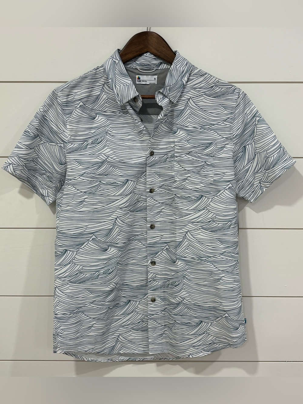 UB Tech Short Sleeve Button Up Shirt Wave Print NWT Size Small MSRP $70